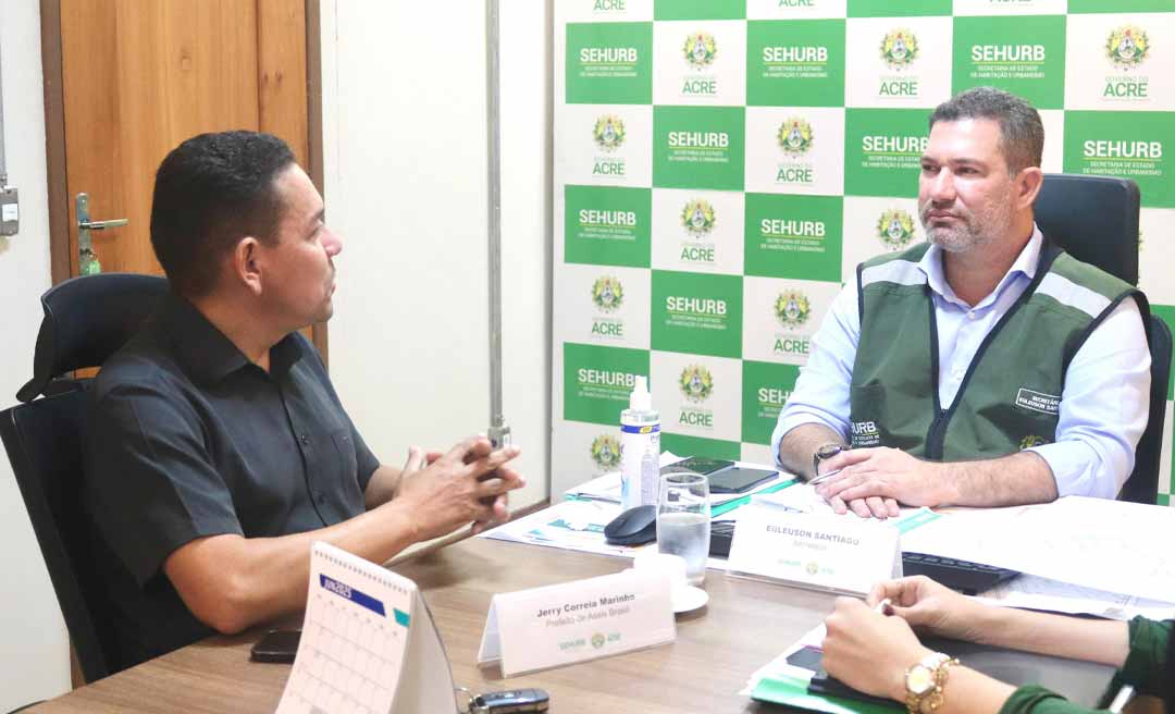 Prefeito de Assis Brasil trata na SEHURB da construção e entrega de novas moradias para o município