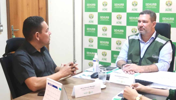 Prefeito de Assis Brasil trata na SEHURB da construção e entrega de novas moradias para o município