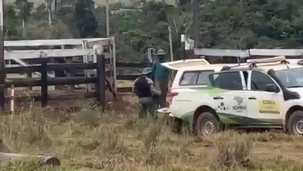 Agentes do ICMBio derrubam curral durante Operação Suçuarana: “Estão acabando com tudo que meu pai construiu, com suor do seu rosto", diz moradora