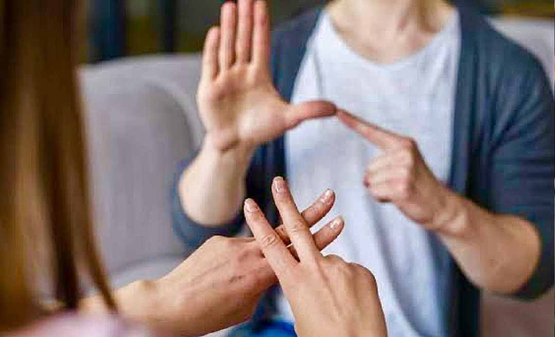 Comissão da Câmara aprova piso salarial de R$ 4 mil para tradutores e intérpretes de Libras