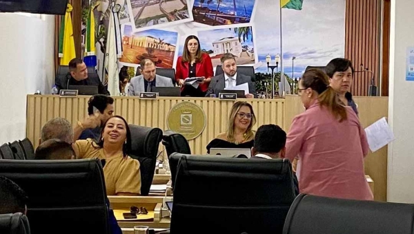 Câmara de Rio Branco reduz quórum mínimo para sessões de 11 para 7 vereadores; parte da oposição critica decisão