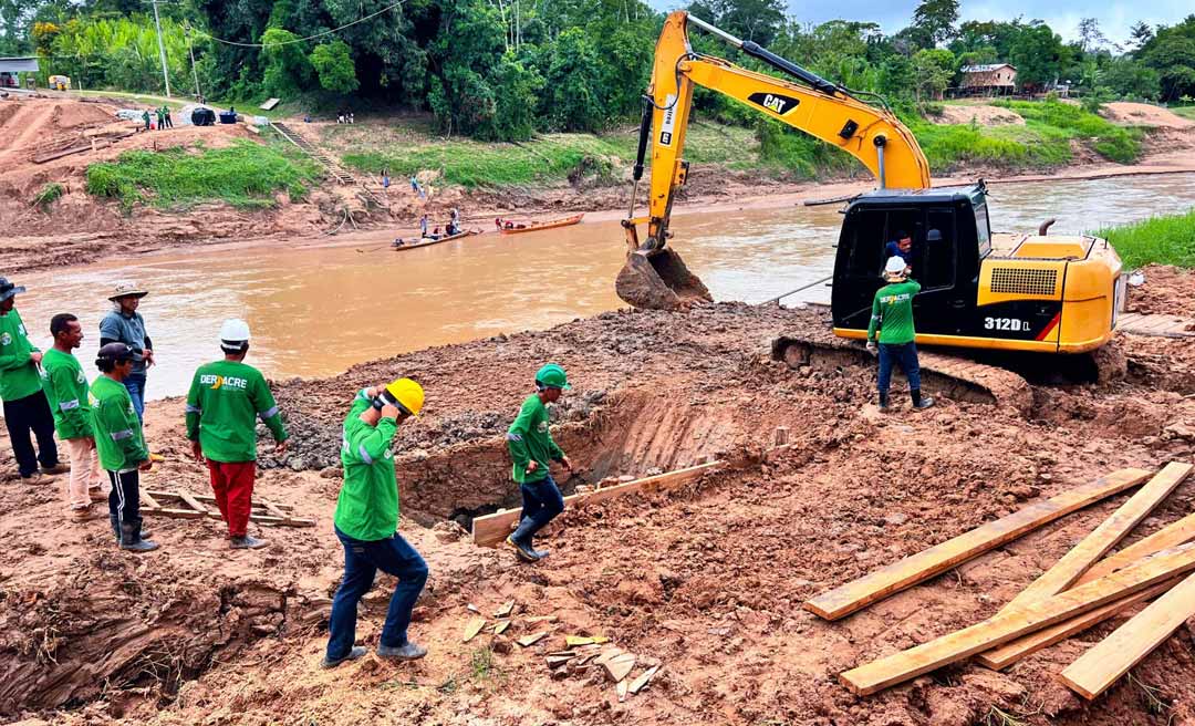 Equipe do Deracre avança na escavação dos blocos de fundação da passarela sobre o Rio Amônia, em Marechal Thaumaturgo