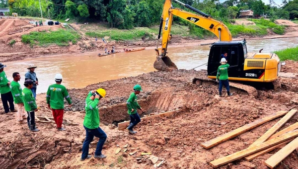 Equipe do Deracre avança na escavação dos blocos de fundação da passarela sobre o Rio Amônia, em Marechal Thaumaturgo