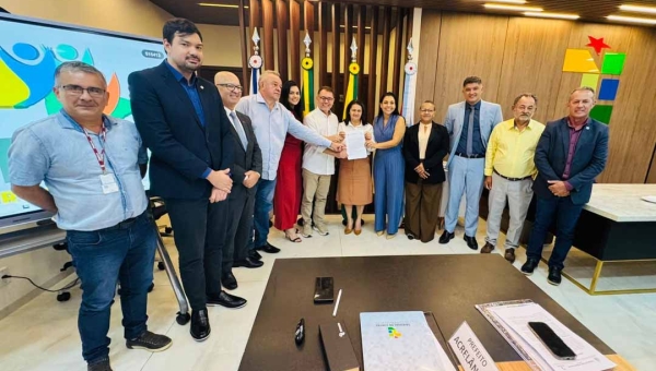 No TCE, com a presença do MPC, CGU, TCU e MP, prefeitos do Baixo Acre assinam pacto pela boa governança pública