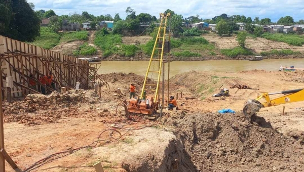 Governo do Acre avança na construção de rampa de acesso às margens do Rio Iaco, em Sena Madureira