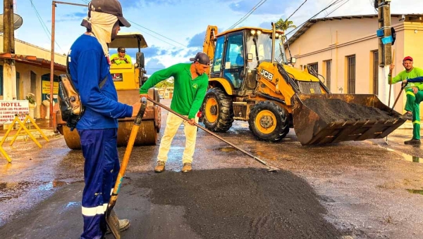 Governo do Acre reforça recuperação de ruas em Brasileia com 400 toneladas de asfalto