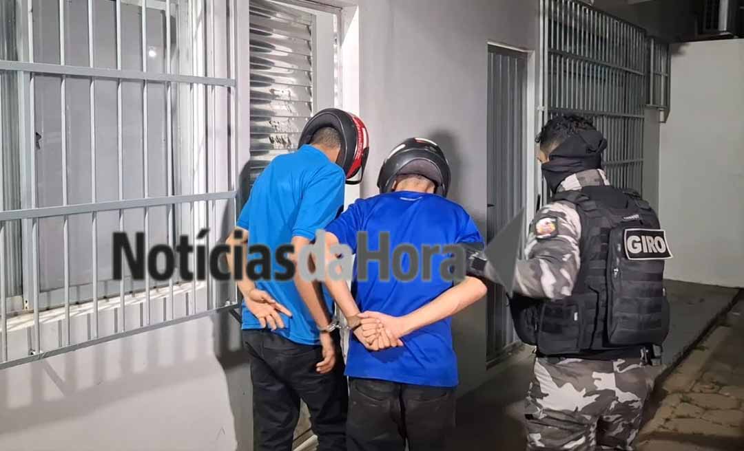 Dupla é presa com arma falsa e moto com placa adulterada no bairro Tropical, em Rio Branco
