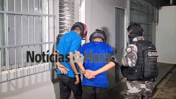 Dupla é presa com arma falsa e moto com placa adulterada no bairro Tropical, em Rio Branco