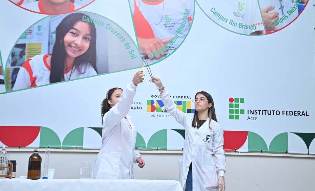 Ifac celebra 15 anos com servidores reunidos e espetáculo de química