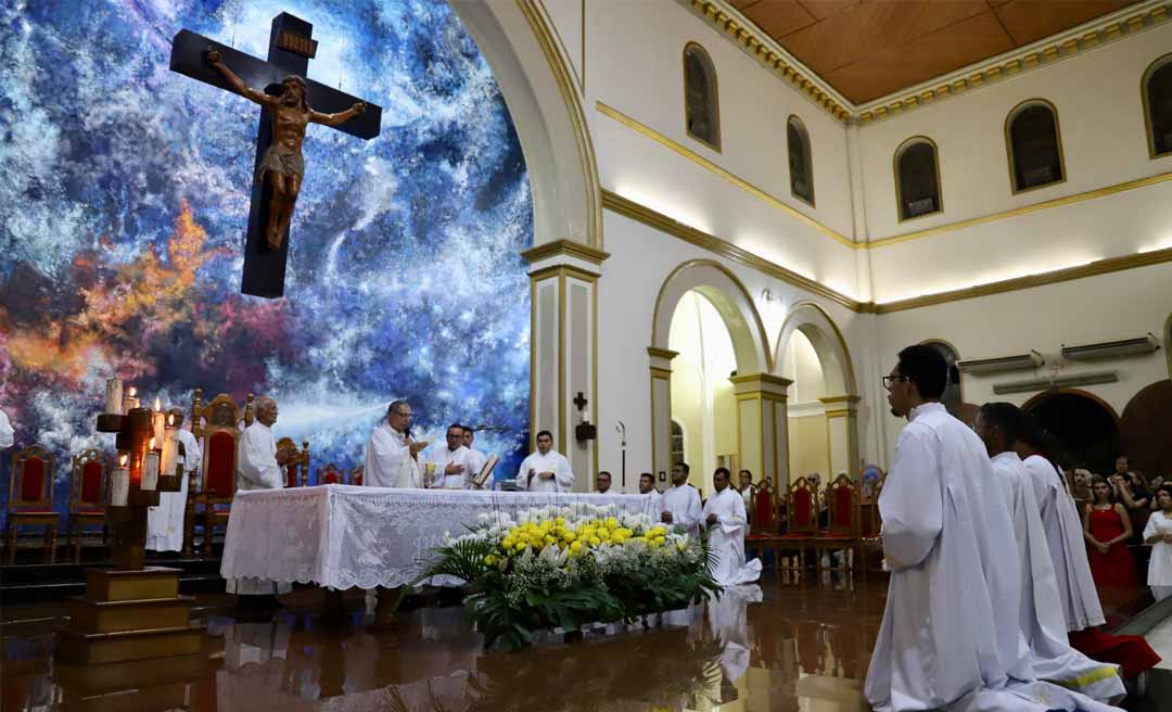 Centenas de fiéis participam da Missa de Corpus Christi na Catedral Nossa Senhora de Nazaré, em Rio Branco