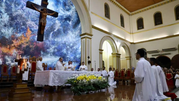 Centenas de fiéis participam da Missa de Corpus Christi na Catedral Nossa Senhora de Nazaré, em Rio Branco