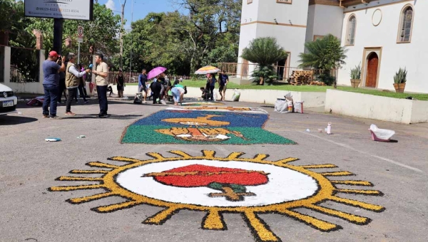 Padre Manoel de Jesus destaca a importância dos tapetes de Corpus Christi como expressão de fé e catequese: ‘Preparai os caminhos do Senhor’