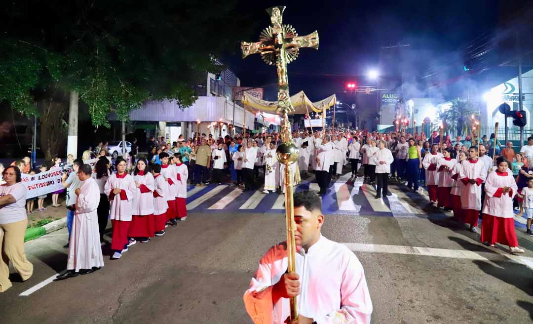 Corpus Christi reúne centenas de fiéis em procissão pelas ruas de Rio Branco