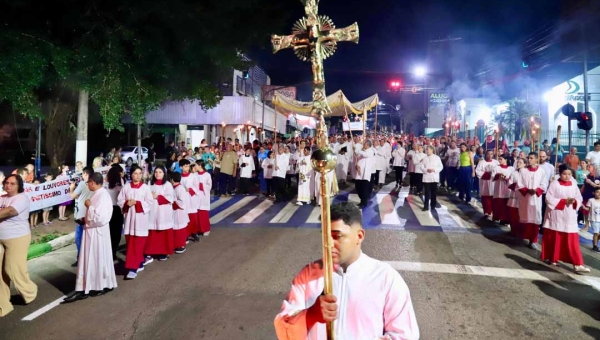 Corpus Christi reúne centenas de fiéis em procissão pelas ruas de Rio Branco