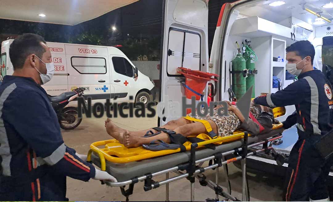 Mulher em surto é atropelada por motoboy ao sair de prédio abandonado na Vila Ivonete, em Rio Branco