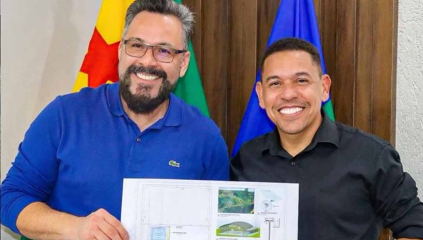 Prefeito Jerry Correia apresenta projeto de quadra esportiva ao senador Alan Rick