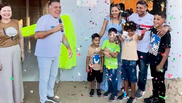 Vereador Eber Machado entrega casa a família em situação de vulnerabilidade em Rio Branco: “Prefeito, entregue as 1.000, que uma eu já fiz!”