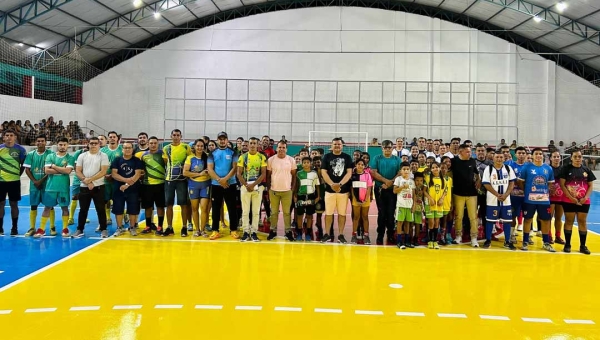 Prefeito Jerry Correia reinaugura Ginásio Poliesportivo Sidney Nascimento com torneio para a comunidade