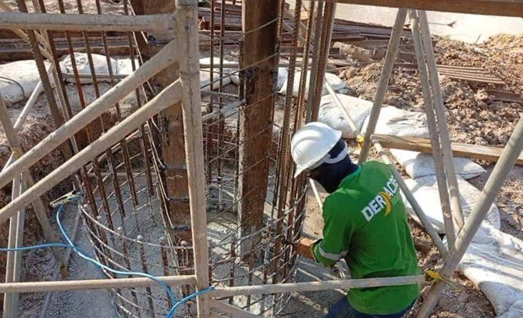 Obra da passarela sobre o Rio Amônia avança com cravação e concretagem da fundação