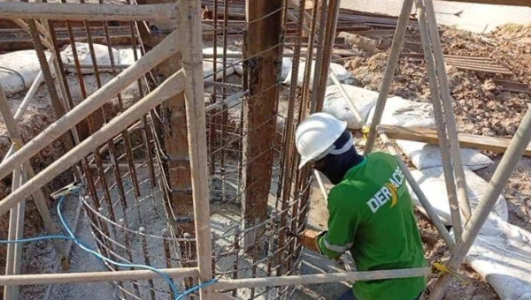 Obra da passarela sobre o Rio Amônia avança com cravação e concretagem da fundação