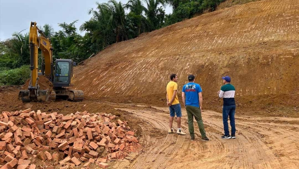 Em Assis Brasil, prefeito acompanha terraplenagem para novas sedes da Saúde e Educação