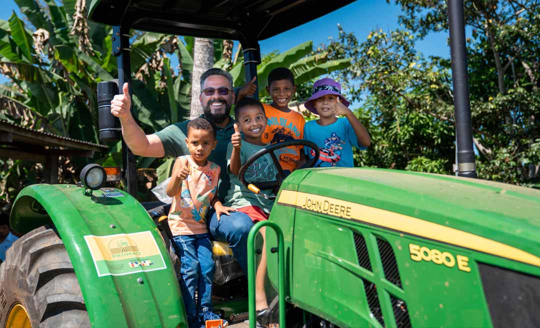 Para reforça o fortalecimento agrícola, Alan Rick entrega trator e internet para associações de produtores