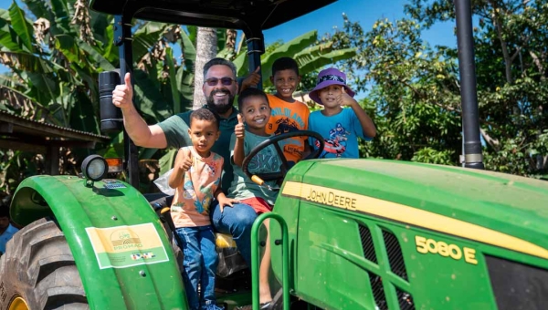 Para reforça o fortalecimento agrícola, Alan Rick entrega trator e internet para associações de produtores