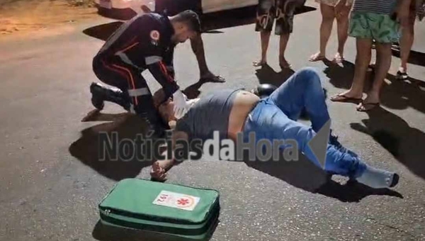 Motociclista sofre fratura exposta após ser atingido por carro dirigido por padre; acidente aconteceu na Estrada do Calafate, em Rio Branco