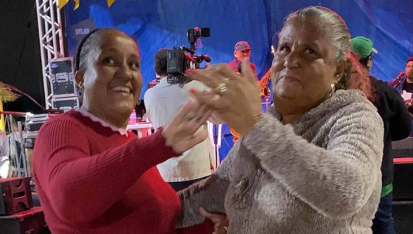 Grupo Harmonia, primeiro show da noite, anima abertura do Arraial Cultural em Rio Branco com muito forró pé-de-serra