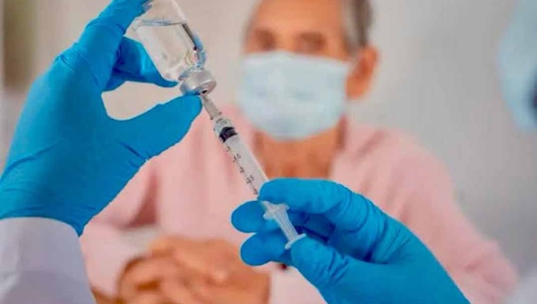 Câmara dos Deputados aprova vacinação domiciliar pelo SUS para idosos e pessoas com deficiência