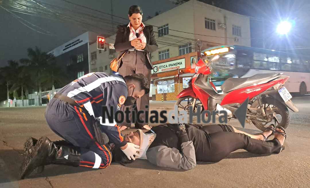Mulher fica desacordada após colisão entre motos no Centro de Rio Branco; condutor responsável pela colisão fugiu do local