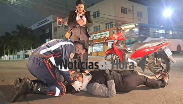 Mulher fica desacordada após colisão entre motos no Centro de Rio Branco; condutor responsável pela colisão fugiu do local