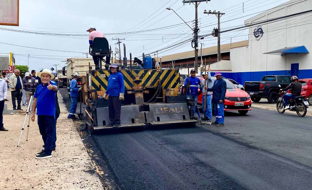 Prefeito Tião Bocalom acompanha obras de recapeamento na Rua Minas Gerais; ação integra o programa municipal de recuperação da malha viária na Capital