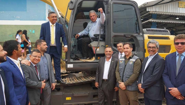 Petecão entrega mercado do produtor e escavadeira no aniversário de Porto Walter com R$ 820 mil em investimentos