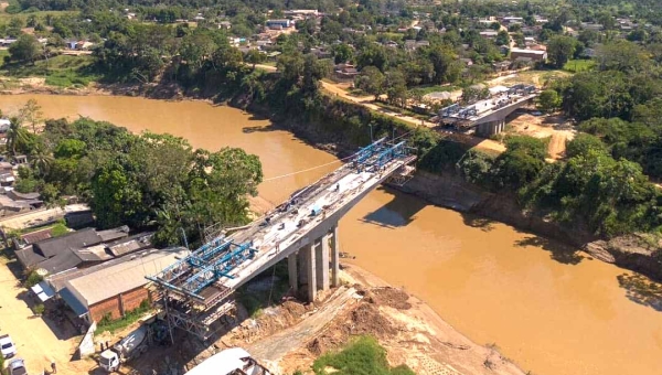 Ponte do Sibéria em Xapuri chega a 85% de execução e deve ser entregue em setembro, diz governo