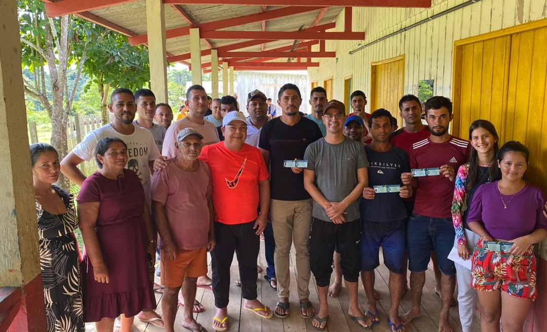 Superintendência Federal da Pesca no Acre entrega carteira de pescador artesanal a indígenas de Mâncio Lima
