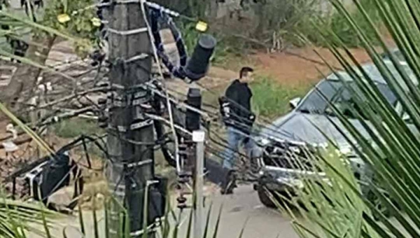 Família é feita refém e tem caminhonete roubada por criminosos armados no Jardim Primavera; um dos bandidos é filmado sem capuz