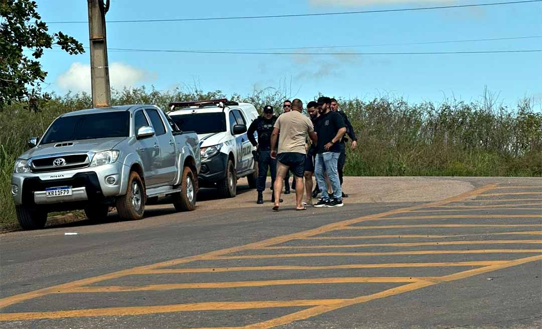 Câmera de segurança registra ação de bandidos no bairro Jardim Primavera; veículo foi recuperado pela polícia, criminosos continuam foragidos