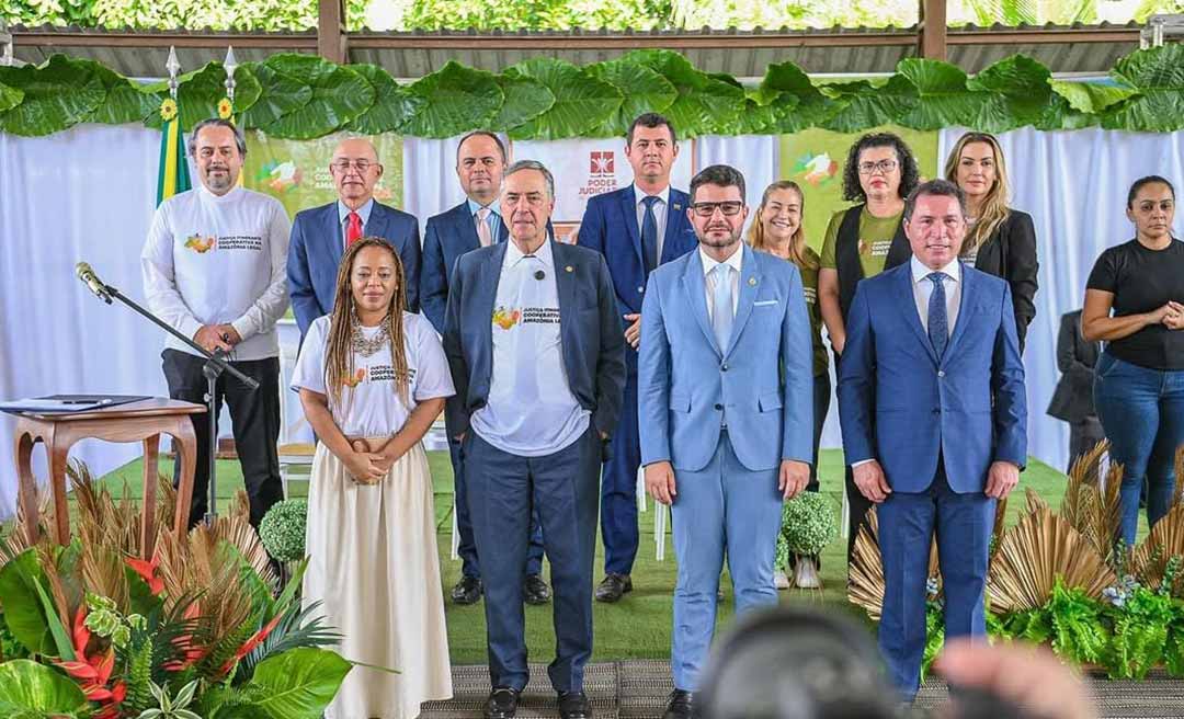 Ao lado do presidente do STF, Luís Roberto Barroso, Gladson cumpre agenda em Xapuri e posa para fotos na Casa de Chico Mendes