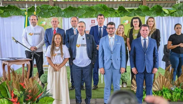 Ao lado do presidente do STF, Luís Roberto Barroso, Gladson cumpre agenda em Xapuri e posa para fotos na Casa de Chico Mendes