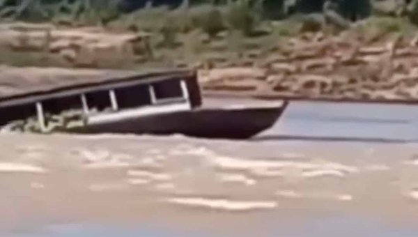 Embarcação carregada de banana naufraga no rio Purus ao tentar atravessar cachoeira na divisa entre Acre e Amazonas