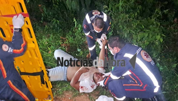Adolescente fica ferido e desorientado após grave acidente de motocicleta na região do Calafate, em Rio Branco