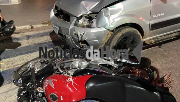 Motorista avança sinal vermelho e atropela casal em motocicleta na Avenida Ceará, Centro de Rio Branco