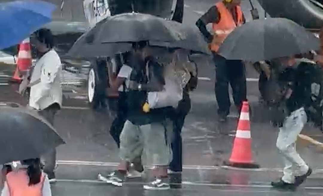 Raça Negra desembarca em Cruzeiro do Sul sob forte chuva e sem o vocalista Luiz Carlos, que chega apenas no dia do show