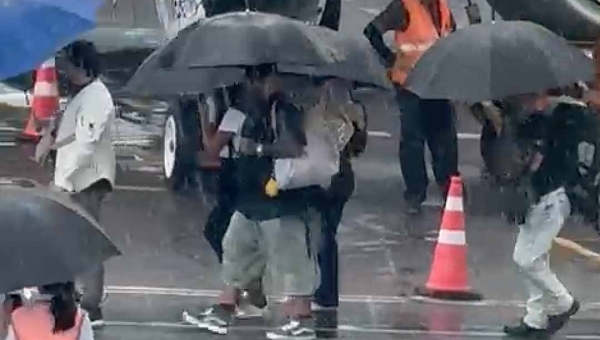 Raça Negra desembarca em Cruzeiro do Sul sob forte chuva e sem o vocalista Luiz Carlos, que chega apenas no dia do show