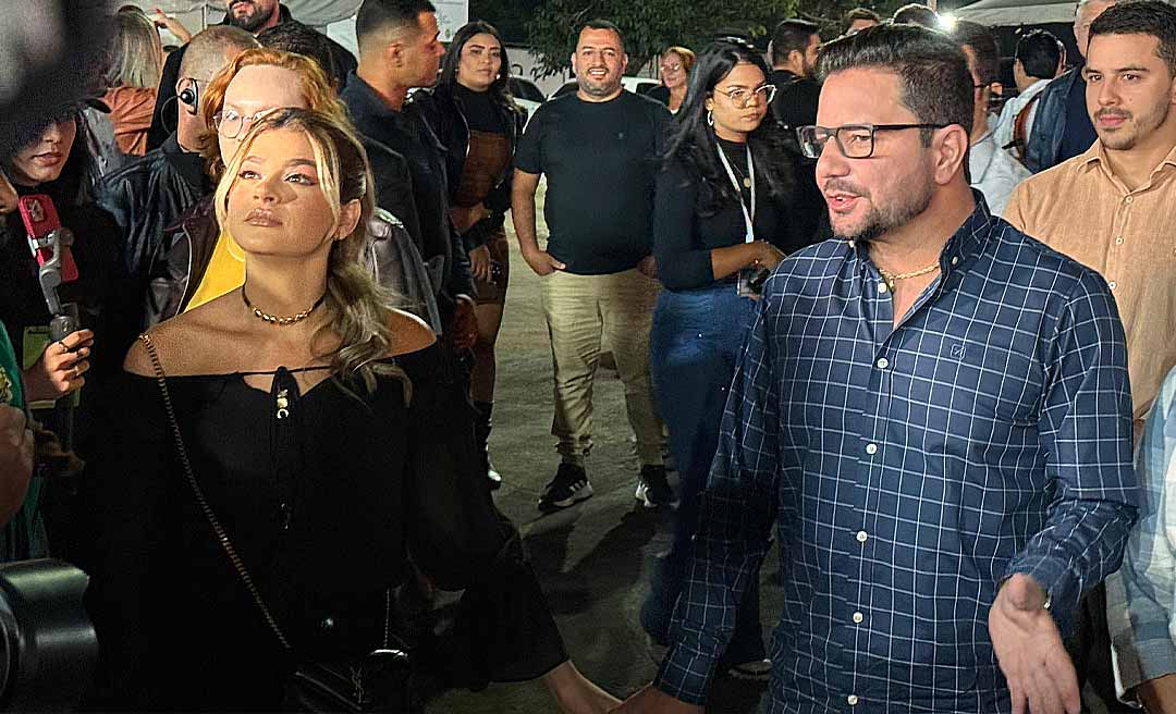 Gladson Cameli participa da abertura da ExpoJuruá 2025 ao lado da namorada Karol Queiroz e fala em expectativa de público recorde