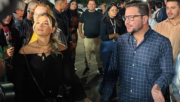 Gladson Cameli participa da abertura da ExpoJuruá 2025 ao lado da namorada Karol Queiroz e fala em expectativa de público recorde