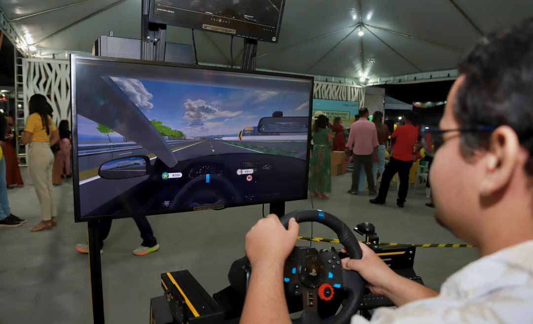 Simulador de direção do Detran na Expoacre Juruá chama atenção para experiência realista ao volante