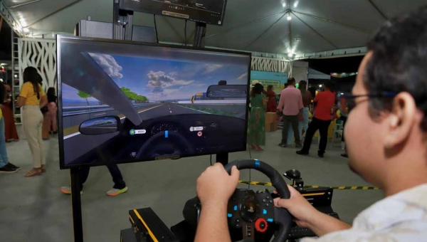 Simulador de direção do Detran na Expoacre Juruá chama atenção para experiência realista ao volante