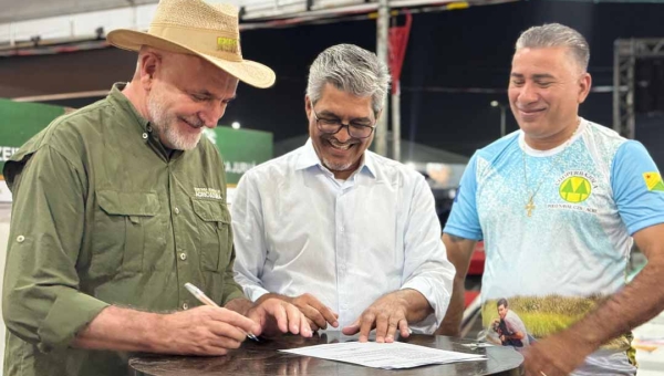 Edvaldo Magalhães assina convênio que destina mais R$ 400 mil de emendas para o Polo Naval de Cruzeiro do Sul